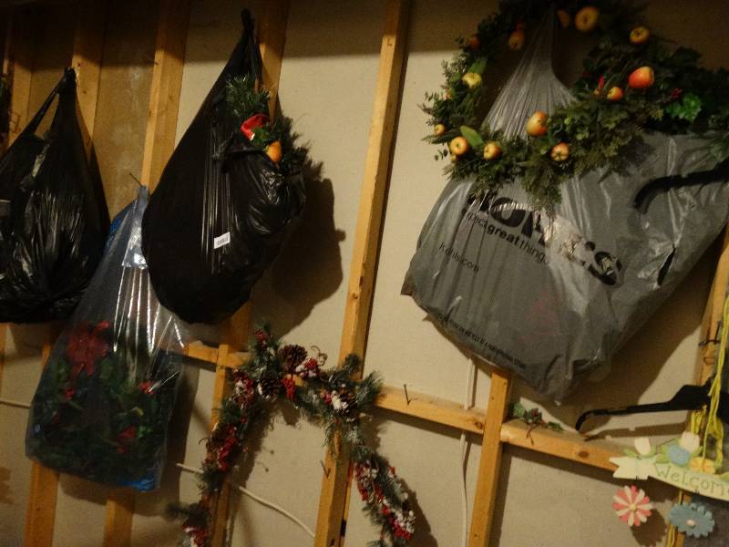 lot 413 image: Various wreaths & faux floral