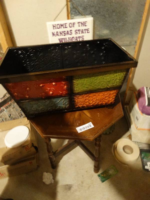lot 414 image: End table metal planter & misc.