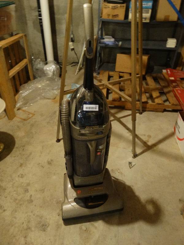 lot 415 image: Hoover windtunnel vacuum cleaner