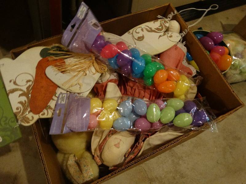 lot 416 image: Lot of various Easter decor
