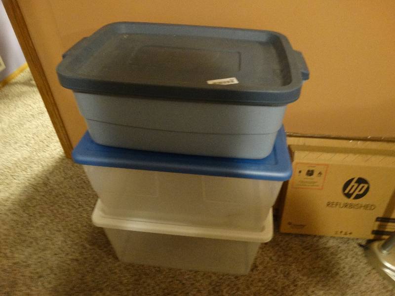 lot 420 image: 3 plastic totes w lids