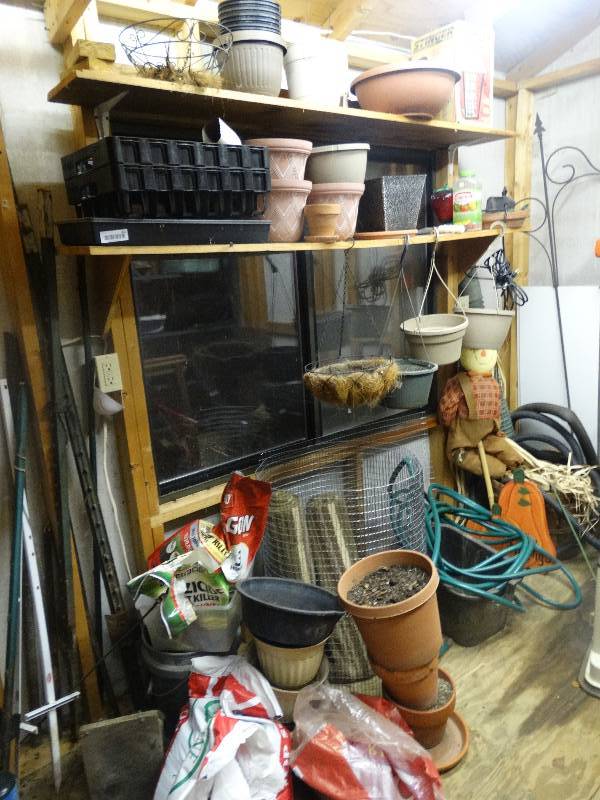 lot 422 image: Large lot of flower pots T-posts hose plant hooks misc.