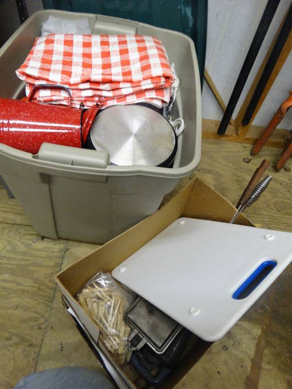 lot 427 image: Large lot of various camping items