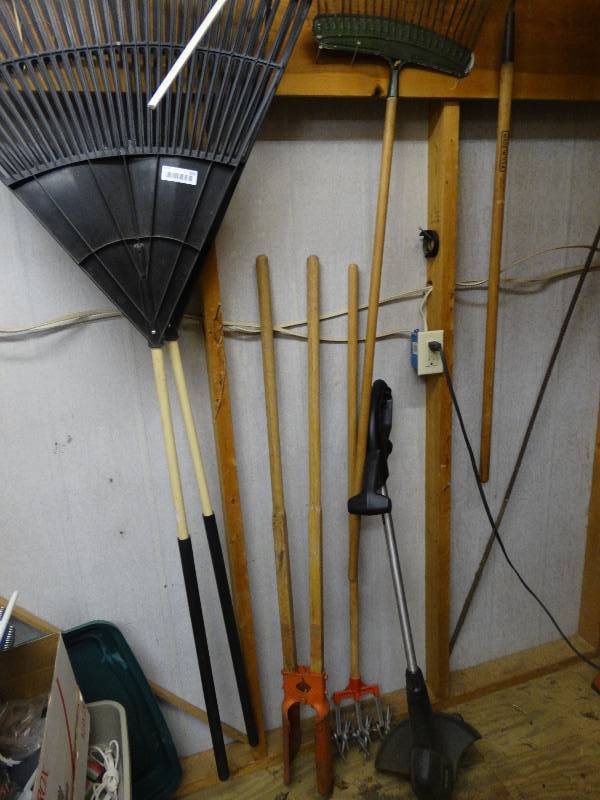lot 428 image: Long handle tools