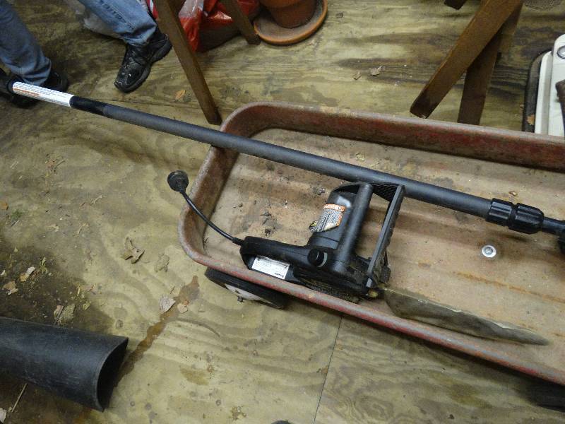 lot 437 image: Electric chainsaw w pole