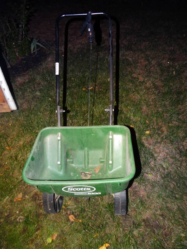 lot 440 image: Lawn spreader