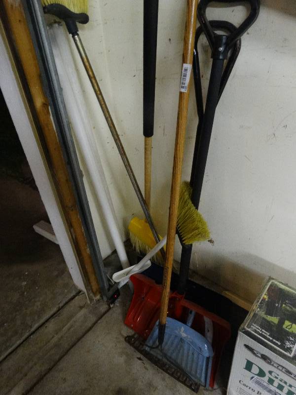 lot 457 image: Long handle tools