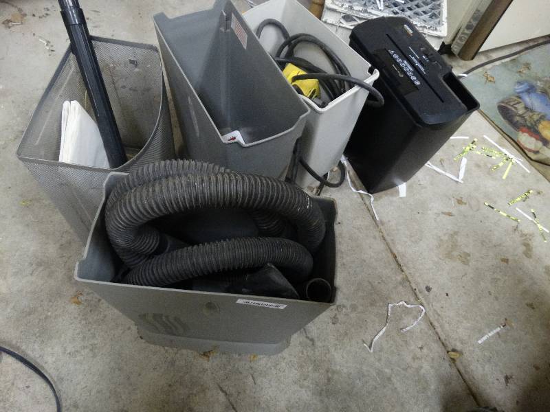 lot 459 image: Paper shredder trash cand & heavy extension cord