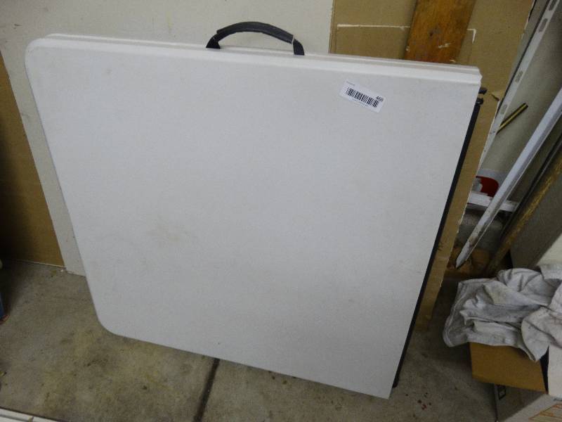 lot 460 image: 6ft folding plastic table