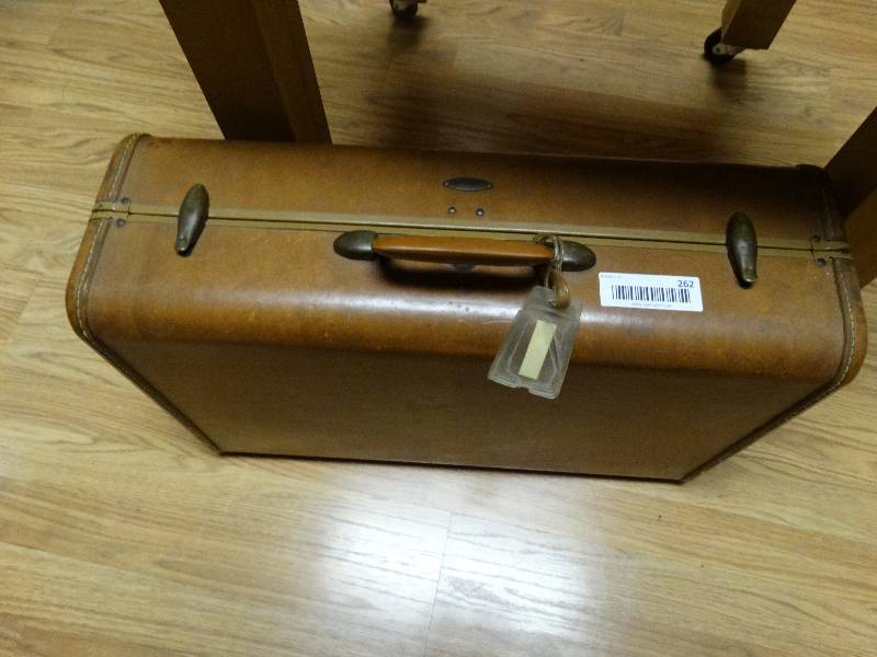 lot 262 image: Vintage suitcase