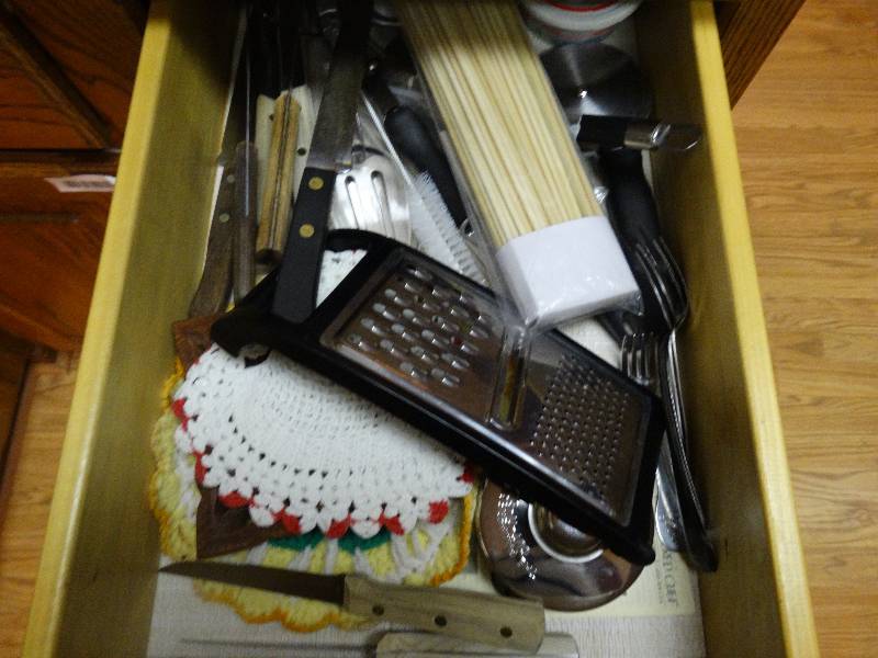 lot 101 image: Kitchen utinsles and hot pads 2 drawers
