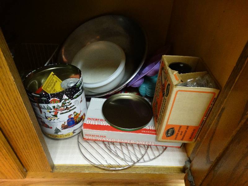 lot 106 image: Lot of baking and decorating items