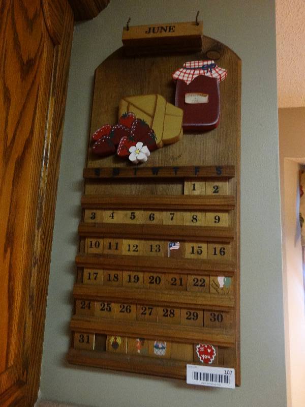 lot 107 image: Wooden Calander Decor