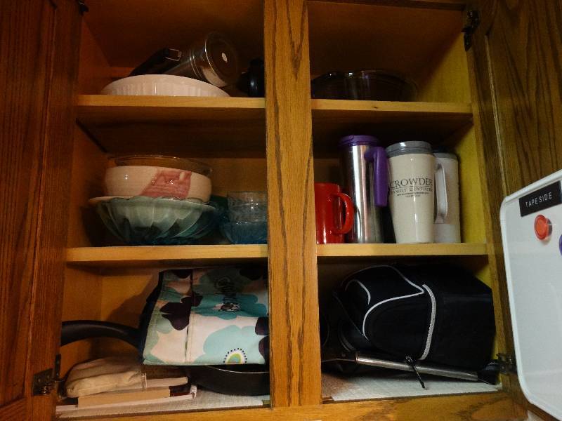 lot 108 image: Lot of insulated bags, travel mugs, thermos and assortment of bowls