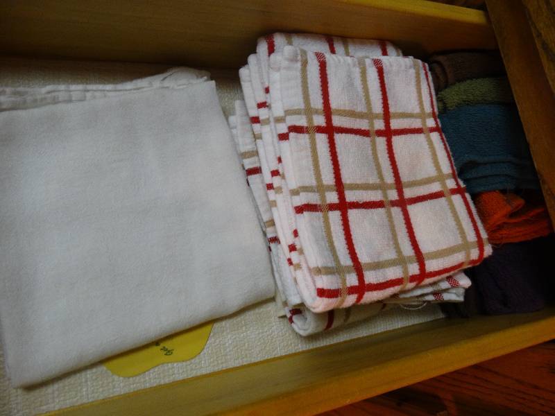 lot 110 image: Kitchen towels keychainsmagnetsmisc.