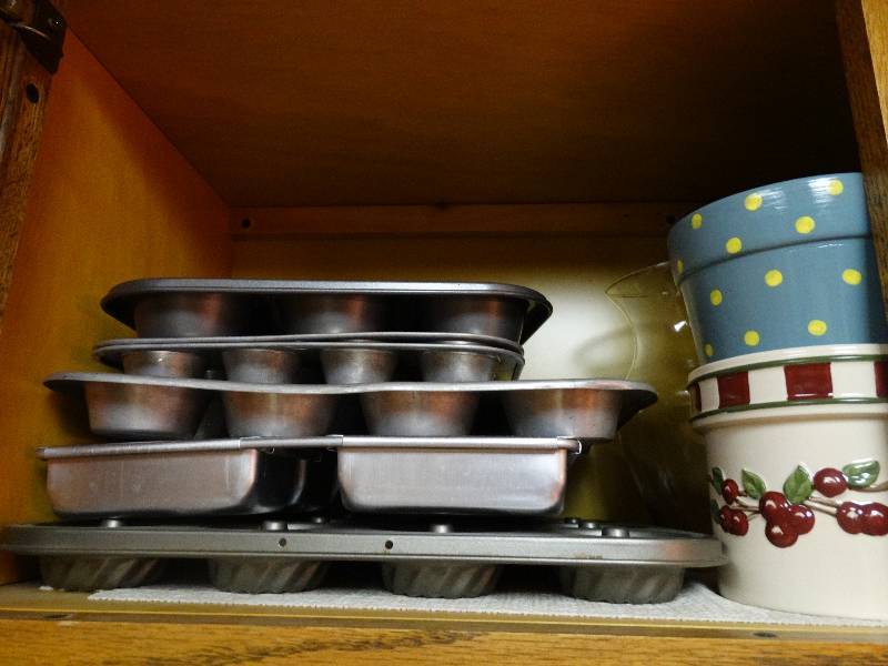 lot 111 image: Lot of various vases & muffin baking pans
