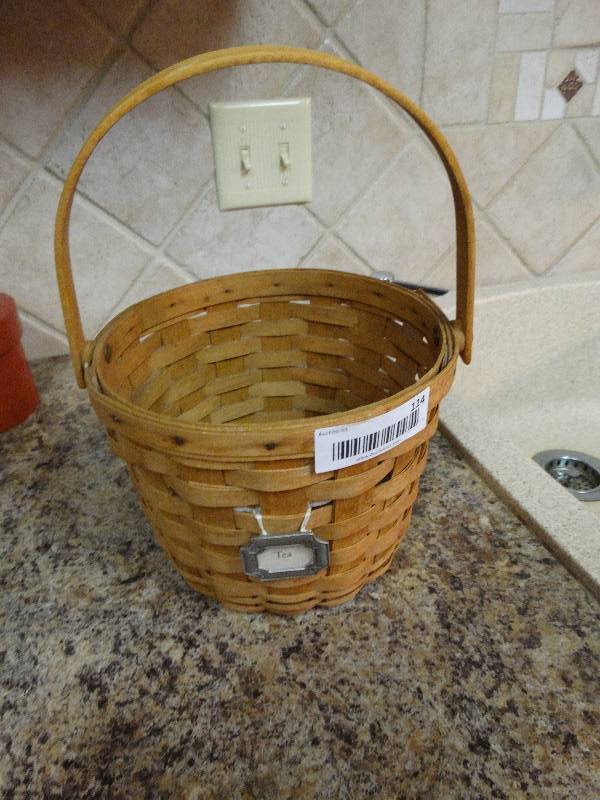 lot 114 image: Longaberger basket w handle