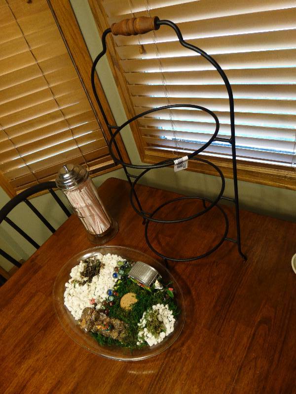lot 118 image: Metal pie rack glass soda shop straw holder & RV decor