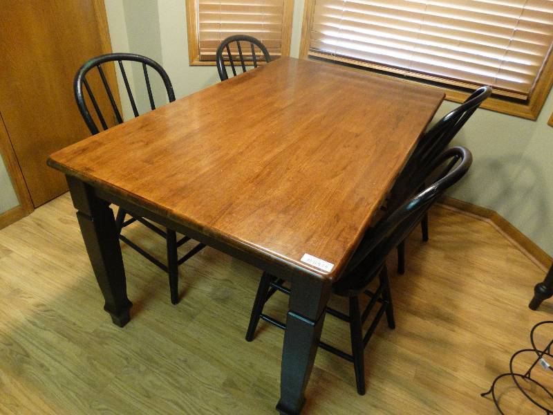 lot 121 image: Dining room table w 4 chairs