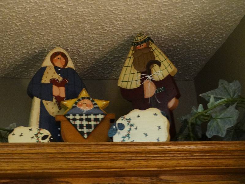 lot 124 image: Lot of various decor on kitchen cabinet-