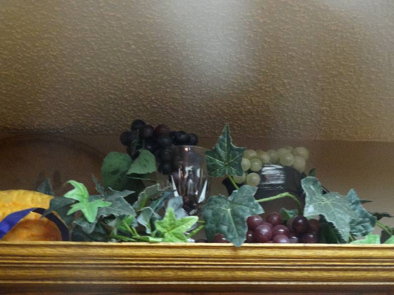 lot 125 image: Lot of various decor on kitchen cabinet-