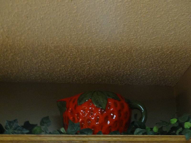 lot 126 image: Lot of various decor on kitchen cabinet-