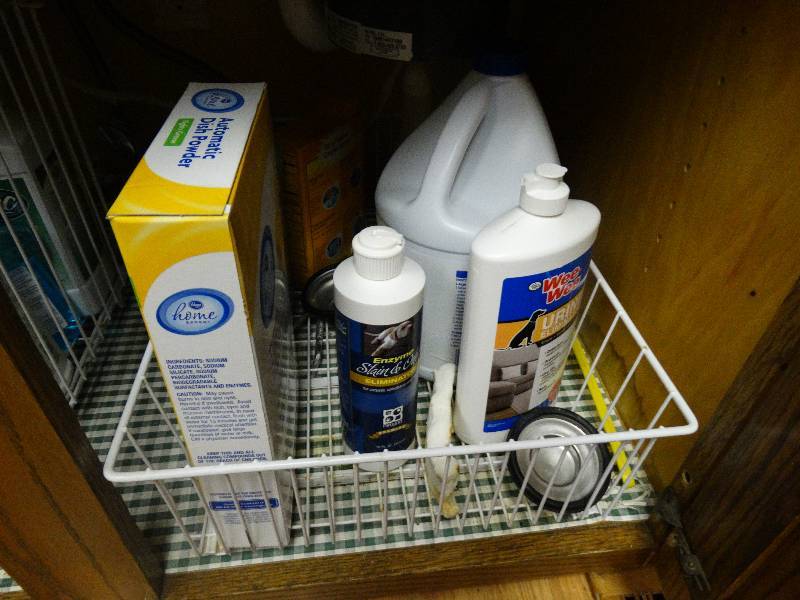 lot 131 image: Various cleaning supplies under sink