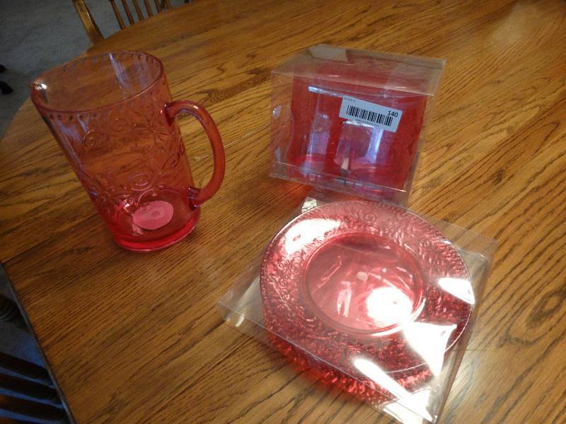 lot 140 image: Pink plastic pool side serving set- pitcher glasses plates