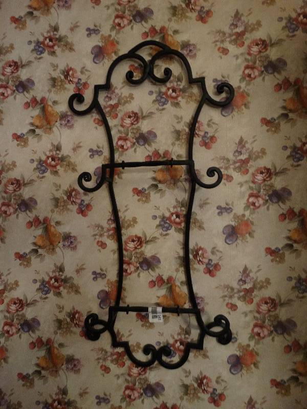 lot 141 image: 2 metal double plate wall racks