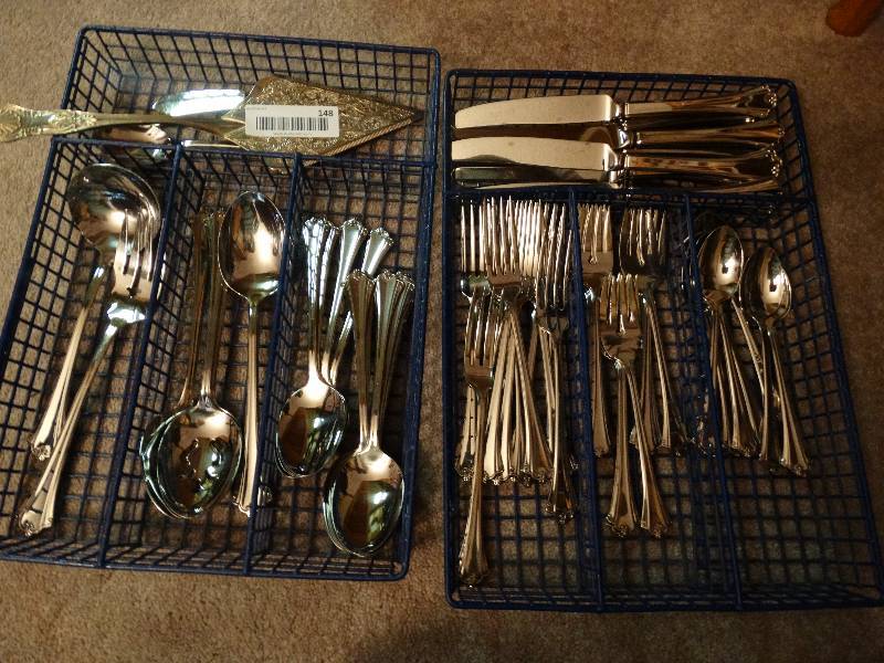 lot 148 image: Large set of silverware in trays