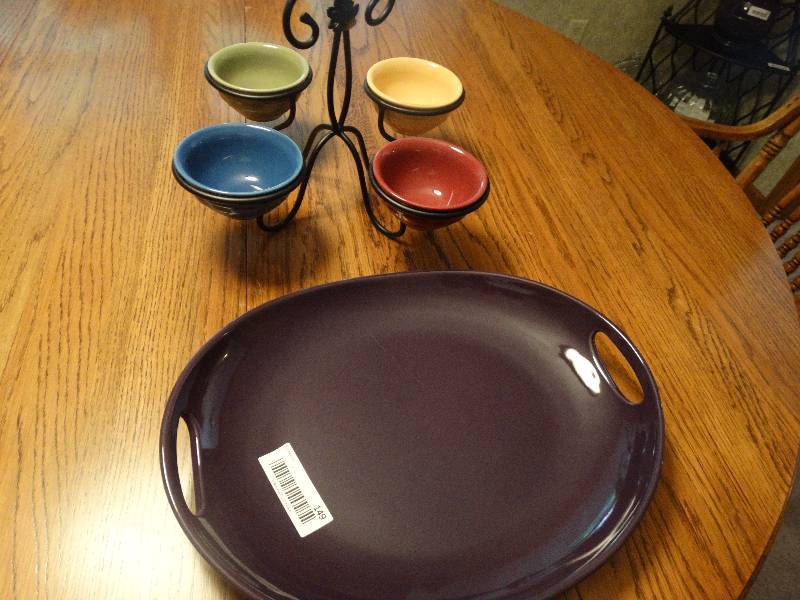 lot 149 image: Longaberger serving tray & Longaberger metal party server w 4 pottery bowls