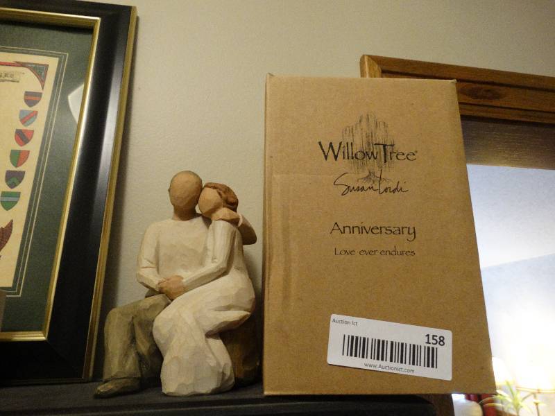 lot 158 image: Willow tree Anniversary Angel w box
