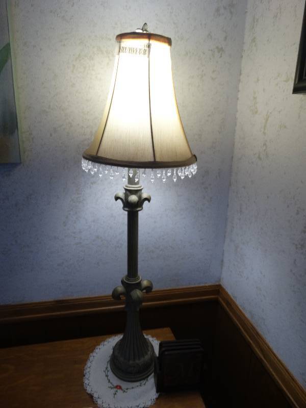 lot 168 image: Decorative table lamp w shade
