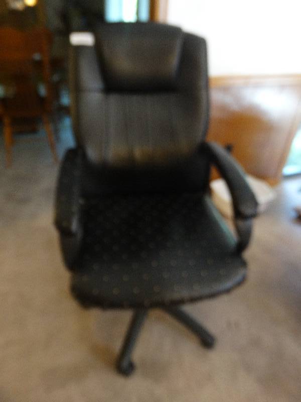 lot 171 image: Executive office chair on wheels