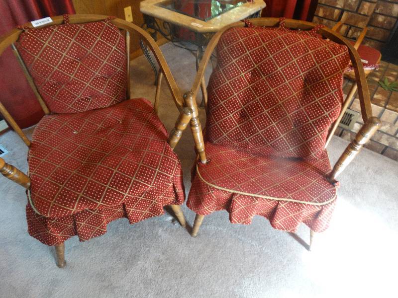 lot 175 image: Pair of vintage club chairs w pillows