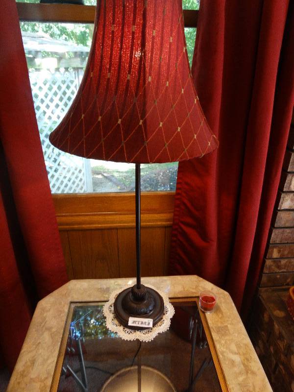 lot 177 image: Decorative table lamp w shade