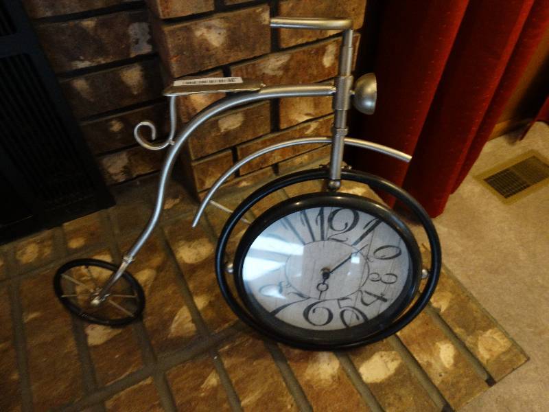 lot 180 image: Decorative metal bicycle clock