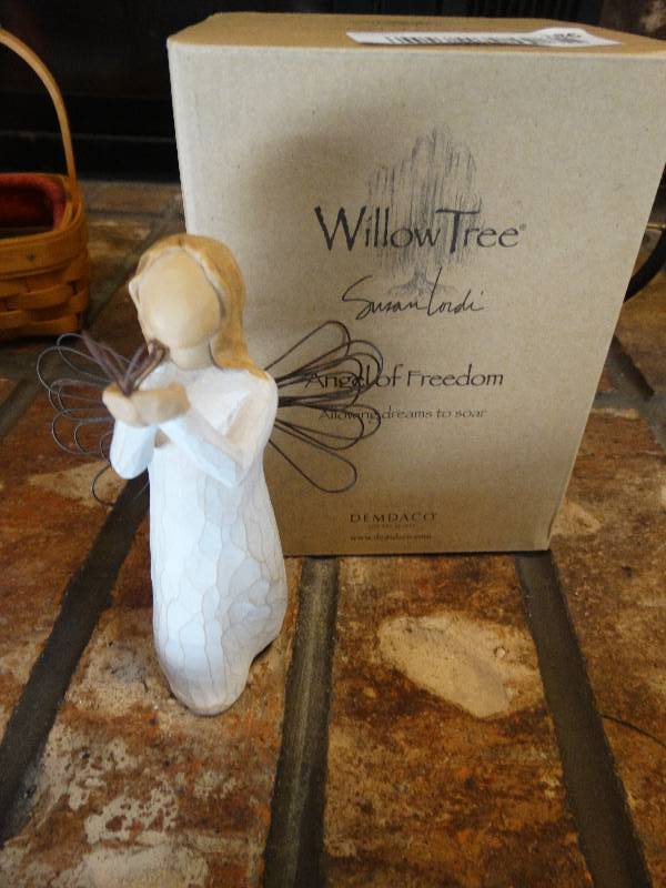 lot 186 image: Willow Tree  Angel of freedom w box