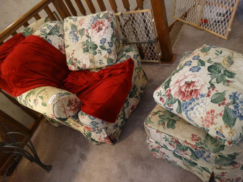 lot 194 image: Floral pattern sitting chair w ottoman