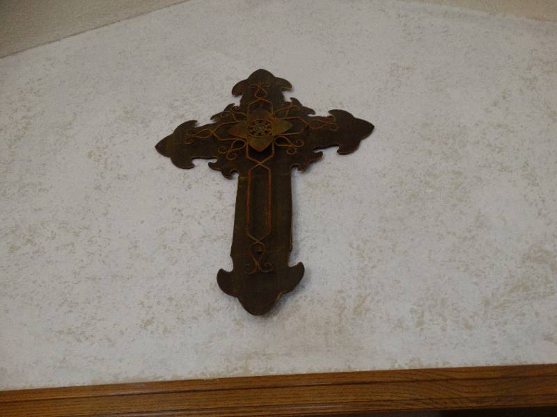 lot 195 image: Large metal cross