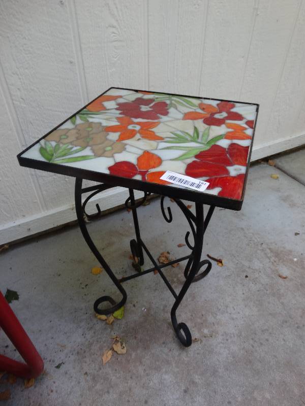 lot 197 image: Small square patio end table