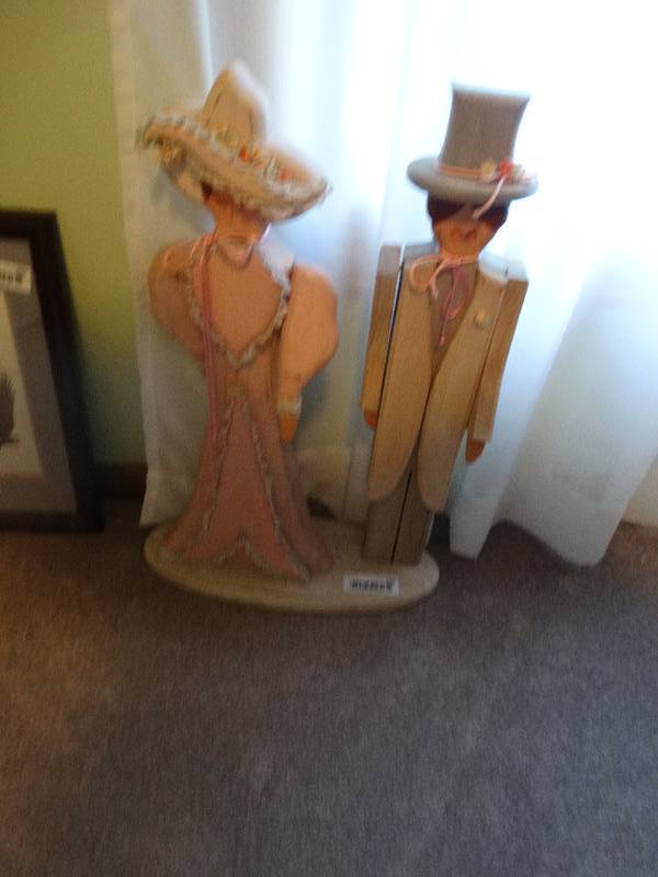 lot 208 image: Handmade wood Husband & Wife statue