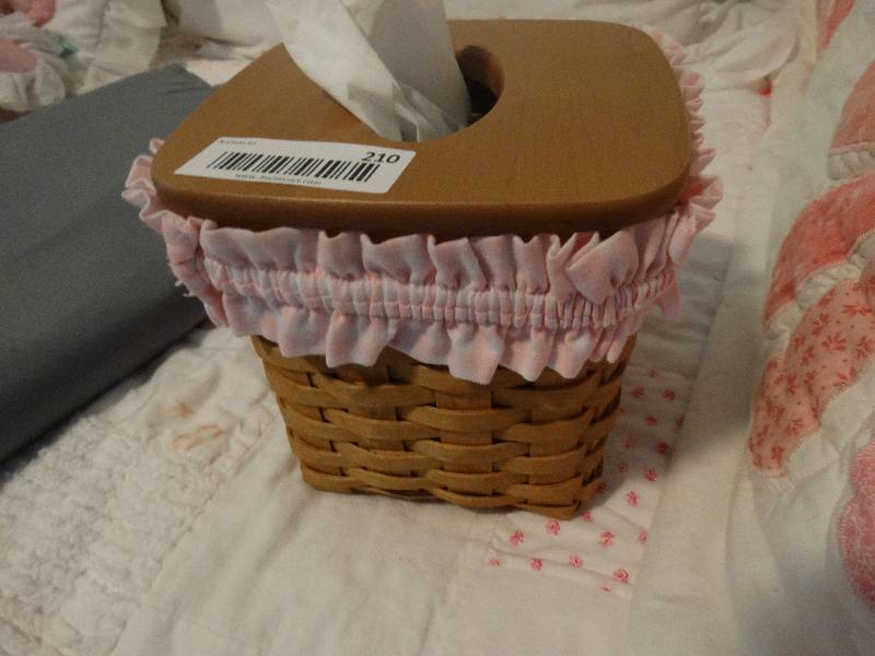 lot 210 image: Longaberger Longaberger kleenex lidded basket