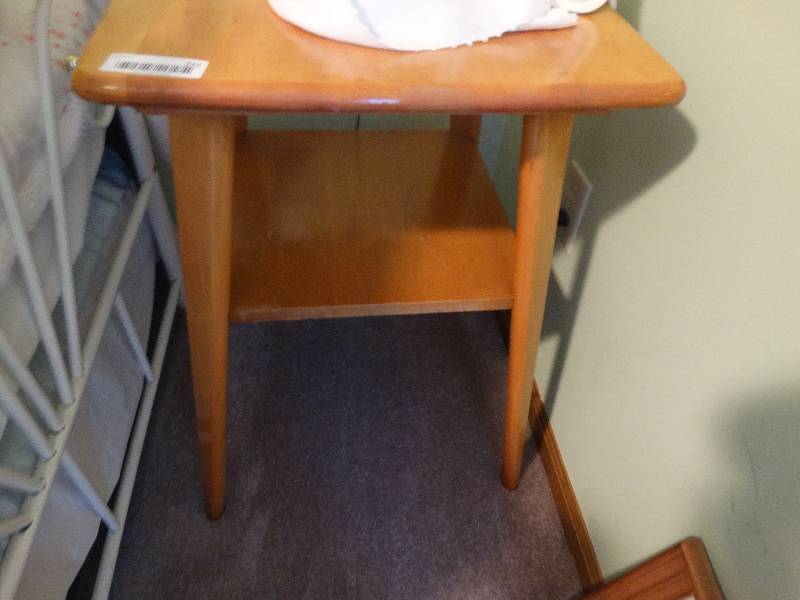lot 212 image: Vintage wood end table