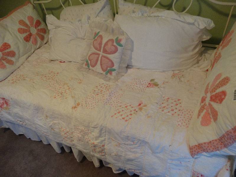 lot 215 image: Quilt sheetspillows on day bed