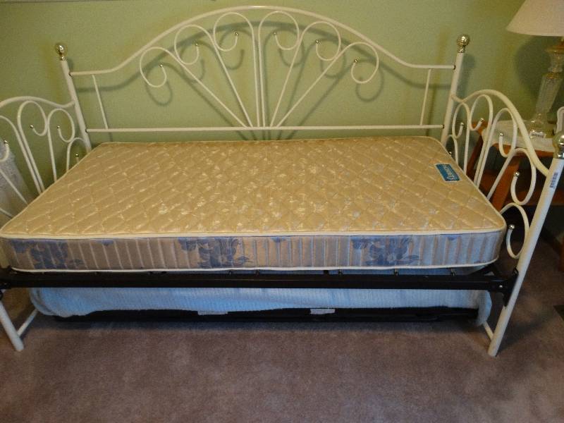 lot 214 image: Metal twin daybed w trundle- Includes both mattresses