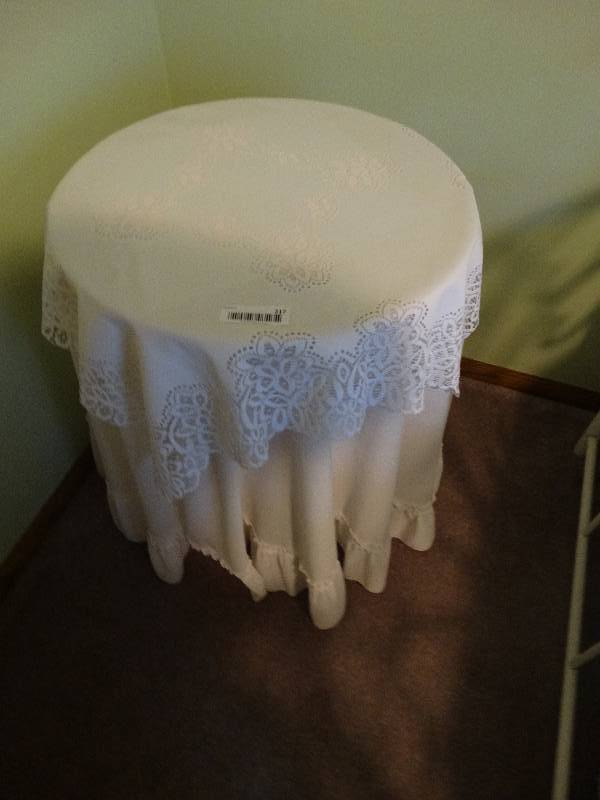 lot 217 image: Round lamp table w cover