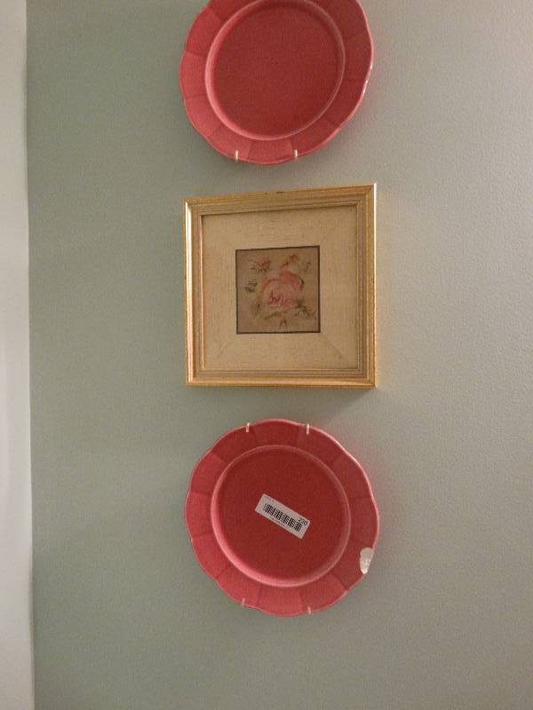 lot 220 image: Lot of various decor in bathroom