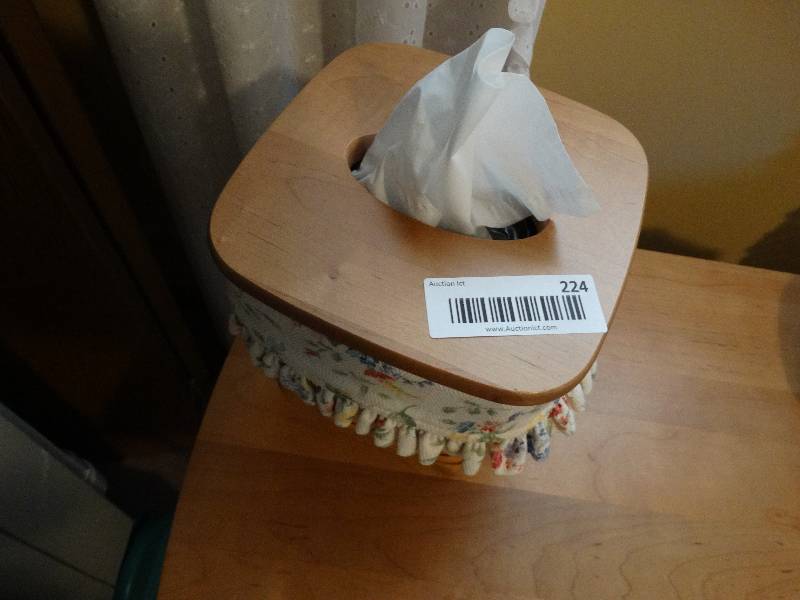 lot 224 image: Longaberger Longaberger kleenex lidded basket