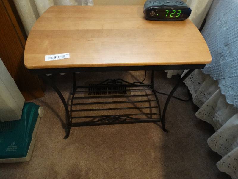 lot 225 image: Nightstand w alarm clock